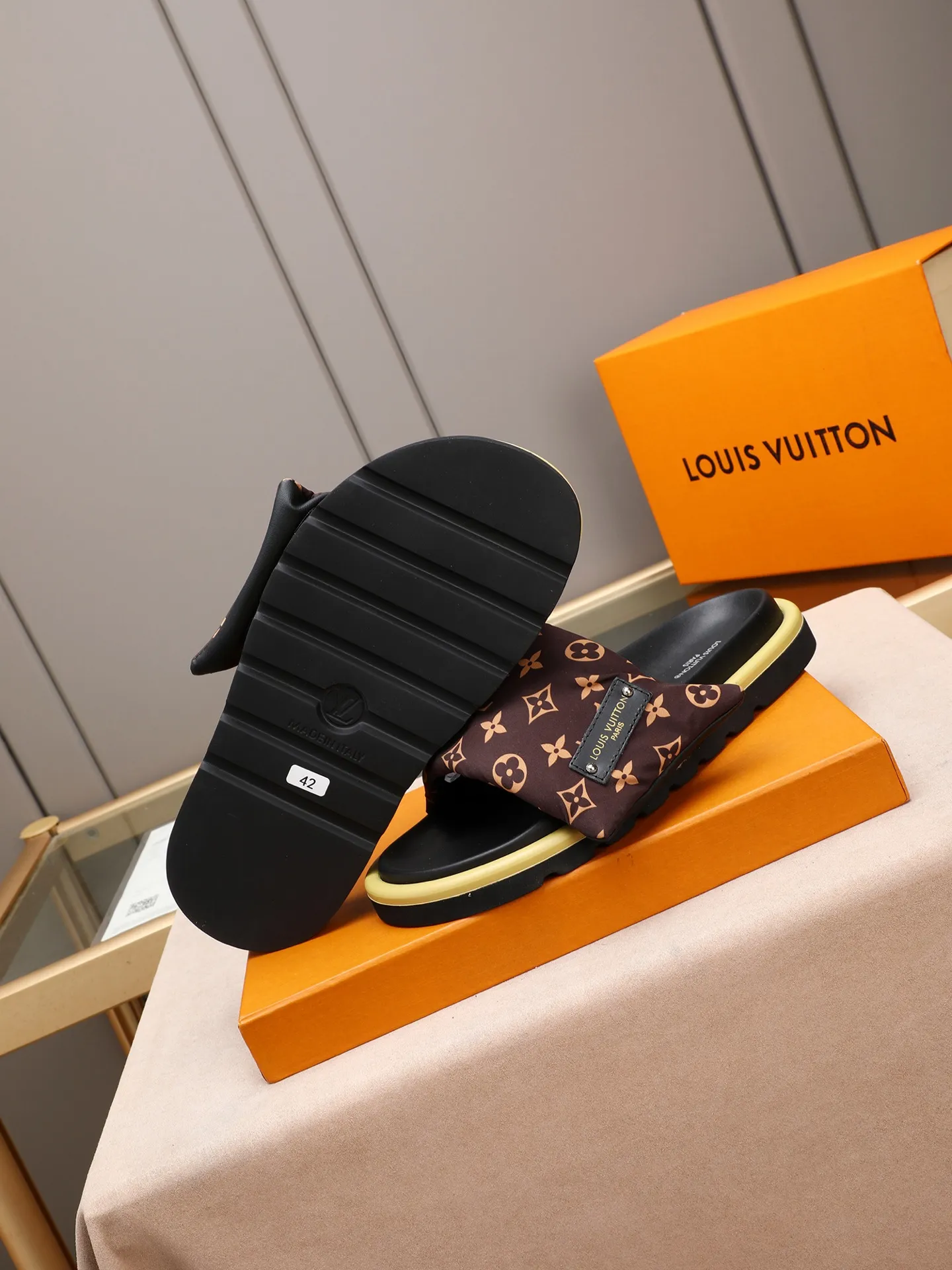 PP360 [LOUIS VUITTON] Louis Vuitton, LV printing, men's and women's slippers are on the market. The drawer box packaging comes with a cloth bag and a card. The upper pattern looks very soft and waxy, and it is a super versatile leg slimming tool. Fabric: imported denim/canvas/old fabric, LV hardware LOGO, official website pattern printing, comfortable to wear, feet: high-elastic PU water table. Sole: foam sole, heel height: about 5cm. Code number: 35-46, 35, 45, 46 are custom-made and non-returnable. Color: multiple colors and styles available.